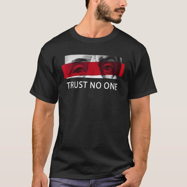 Trust no one  T-Shirt (Front)