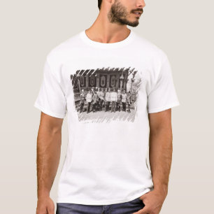 Tsar Nicholas II (1868-1918) standing in the garde T-Shirt