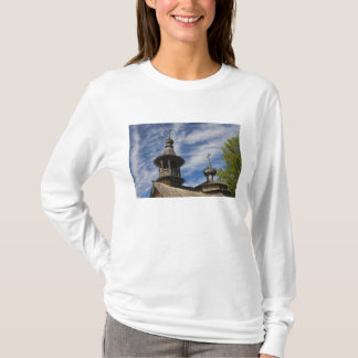 Ttraditional wooden Russian Orthodox church T-Shirt