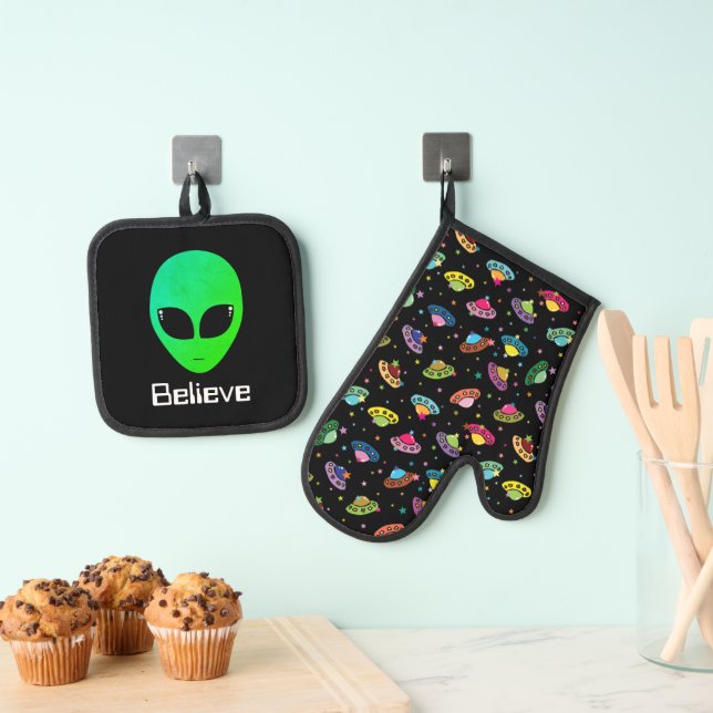 UFO Spaceship Alien Head Extraterestrial Cosmic Oven Mitt & Pot Holder Set (Insitu(Hanging))