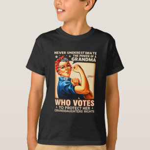 Underestimate The Power Of A Grandma Who Votes Des T-Shirt