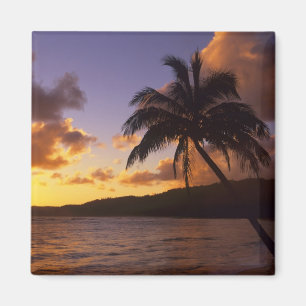 USA, Hawaii, Kauai, Colourful sunrise in a 2 Magnet