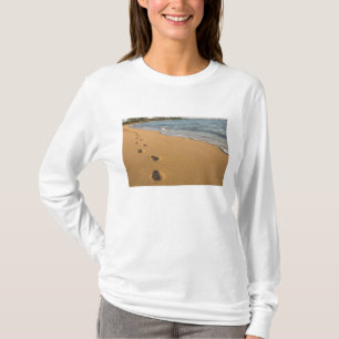 USA, Hawaii, Kauai, Kapa'a, beachfront. RF) T-Shirt