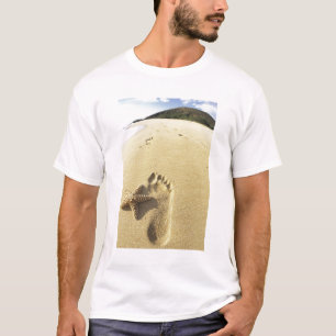 USA, Hawaii, Maui, Makena Beach, Footprint and T-Shirt