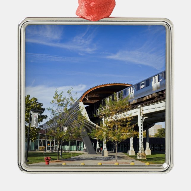 USA, Illinois, Chicago, Train passing Illinois Metal Tree Decoration (Front)