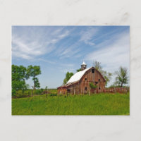 USA, Kansas. Old Red Barn