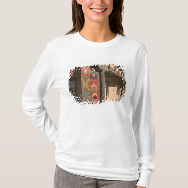 USA, New Mexico, Taos: Navaho Rug Gallery Kit T-Shirt (Front)