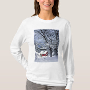 USA, Oregon, Clackamas County. Fresh snow covers T-Shirt