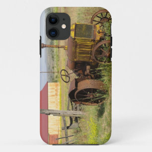 USA, Oregon, Shaniko. Rusty vintage tractor in Case-Mate iPhone Case