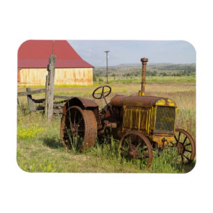 USA, Oregon, Shaniko. Rusty vintage tractor in Magnet