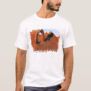 USA, Utah, Arches NP. Delicate Arch is one of T-Shirt