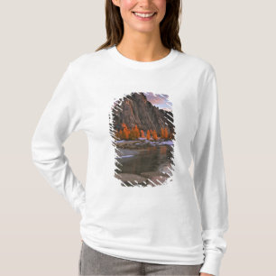 USA, Washington, Cascade Mountains.  Prusik Peak T-Shirt