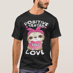 Valentine's day sloth with pink heart for her T-Shirt