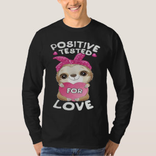 Valentine's day sloth with pink heart for her T-Shirt