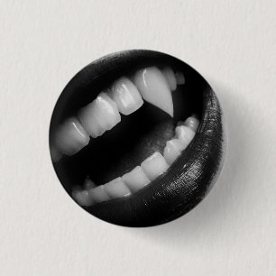 VAMPIRE FANGS 3 CM ROUND BADGE