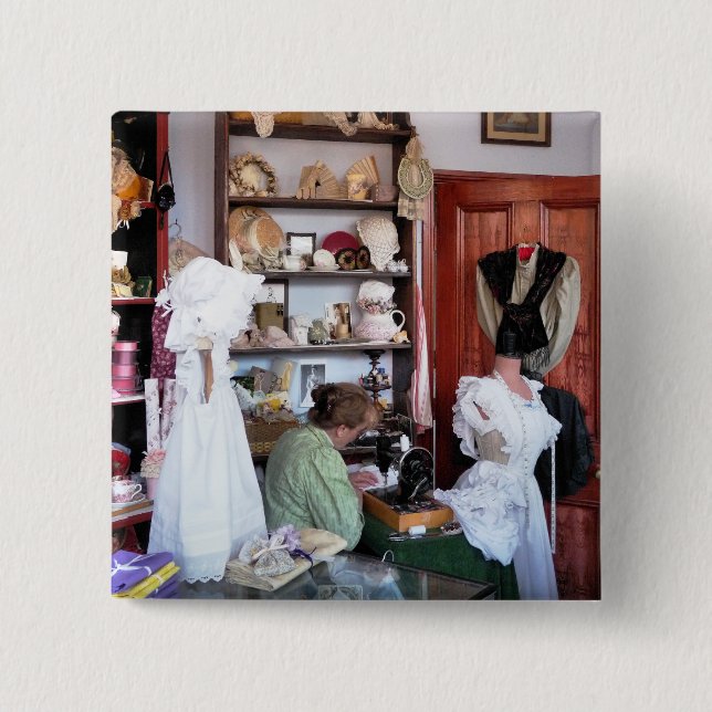 VICTORIAN ENGLAND 15 CM SQUARE BADGE (Front)