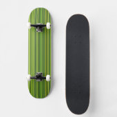 Viele bunte Streifen im grünen Muster Skateboard (Front)