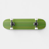 Viele bunte Streifen im grünen Muster Skateboard (Horz)