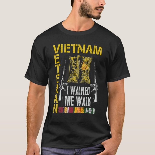 Vietnam Veteran Us Flag With Combat Boots Patrioti T-Shirt (Front)
