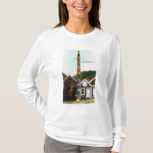 View of the Raven TotempoleWrangell, AK T-Shirt