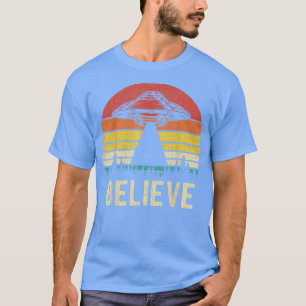 Vintage Alien UFO Hunter GiftI Want To Believe Ali T-Shirt