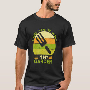 Vintage Gardening Garden Fork Hand Tool Cool Garde T-Shirt