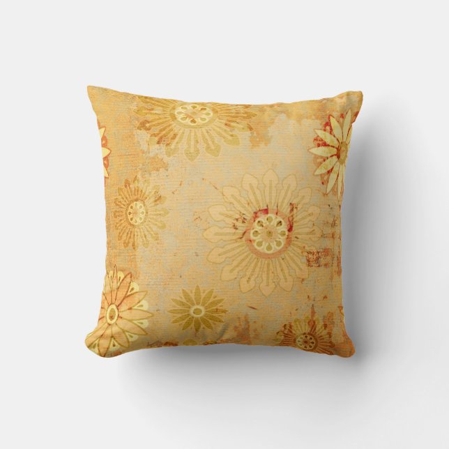 Vintage Style Daisy Throw Pillow (Front)