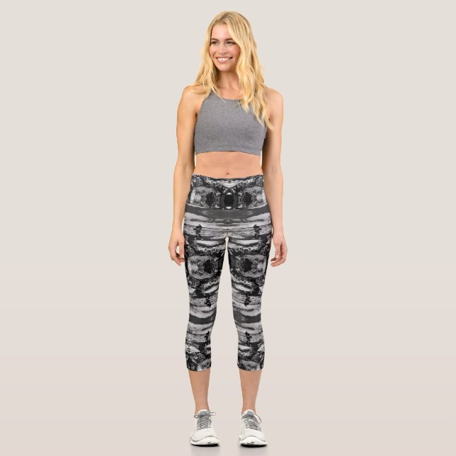 Vintage USA Alaska eskimo blanket tossing Capri Leggings (Front)