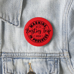 Warning Besties Trip in Progress Black on Red 6 Cm Round Badge