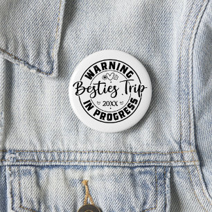 Warning Besties Trip in Progress Black on White 6 Cm Round Badge