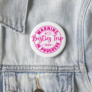 Warning Besties Trip in Progress Magenta on White 6 Cm Round Badge
