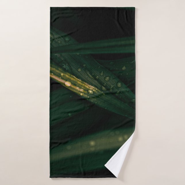 WATER DROPLETS ON GREEN LEAF BATH TOWEL (Bath Towel)