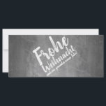 Weihnachtsgrüße auf der Kreidetafel<br><div class="desc">Weihnachtsgrüße in Kreidetafeloptik
Die Grußkarte auf Schieferoptik ziert ein typografisches Design in Kreideoptik. Der Text auf der Vorderseite ist in Deutsch,  Englisch und Spanisch verfügbar. Der zweite Text kann an die individuellen Bedürfnisse angepasst werden.</div>