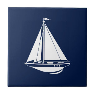 Weißes Segelboot auf nautischem Blau – maritime Tile