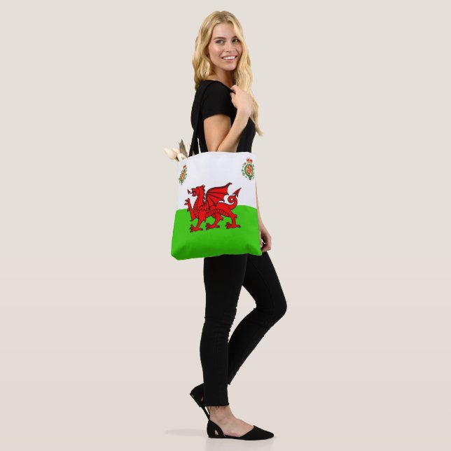 Welsh flag tote bag (On Model)