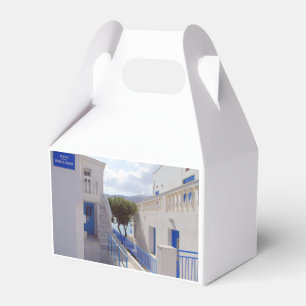 Whitewashed houses favour box