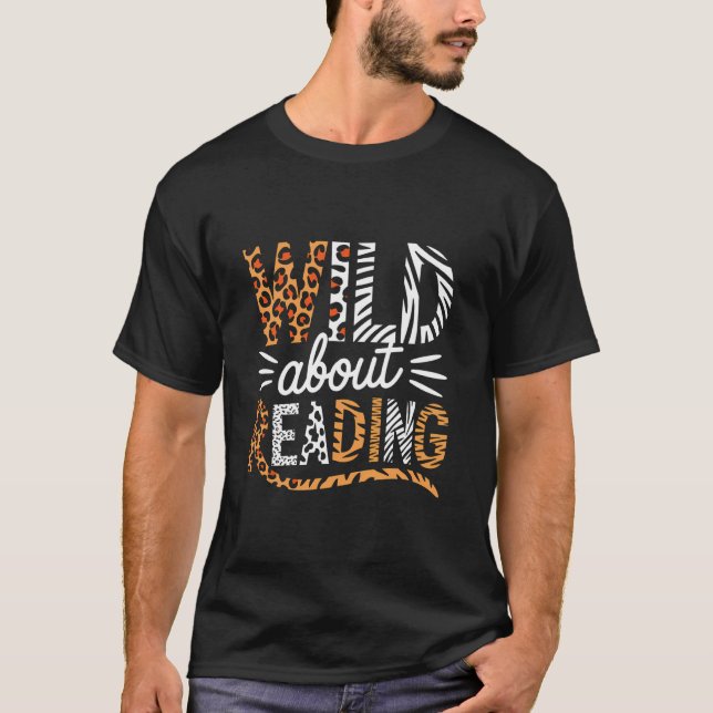 Wild About Reading Books Reader Lover Librarian Bo T-Shirt (Front)