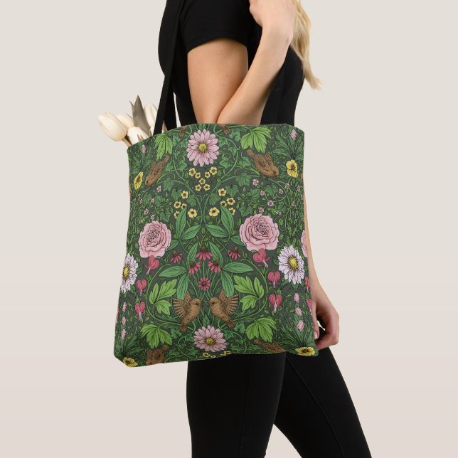 Wild garden in green tote bag (Close Up)