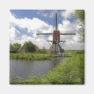 Windmill along a canal east of Leiden in the Magnet