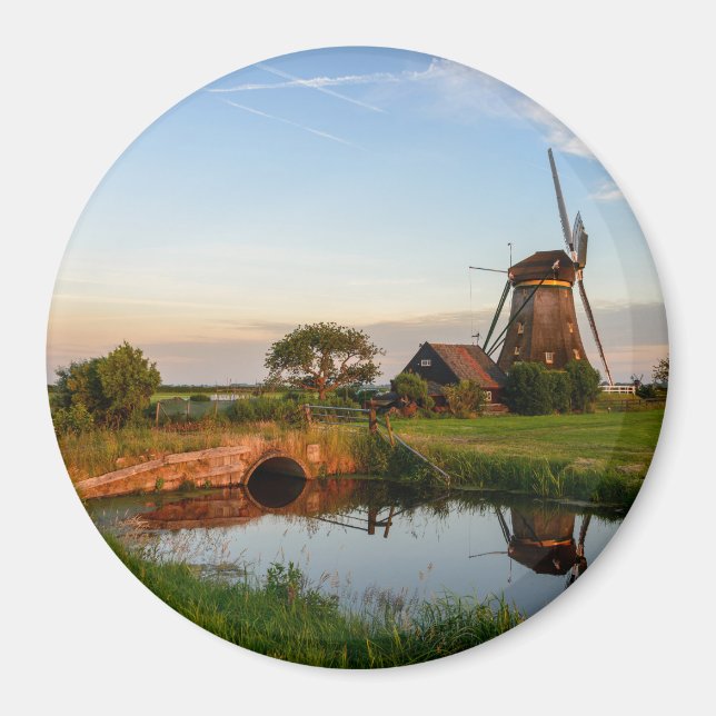 Windmill in the countryside, Holland round magnet (Front)