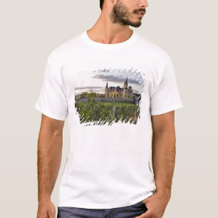 Winery building seen from the vineyard at T-Shirt