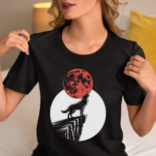 Wolf Howling at Red Moon  T-Shirt