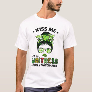 Womens Kiss Me I'm A Waitress Irish Shamrock St Pa T-Shirt