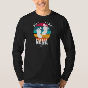 Womens Soon To Be Nana 2022 Pregnancy Announcement T-Shirt