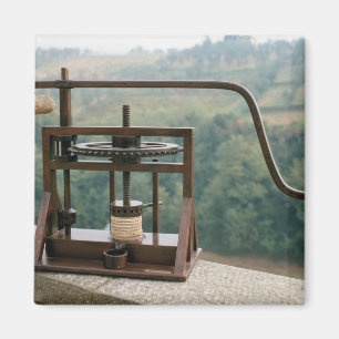 Working model of an olive press magnet