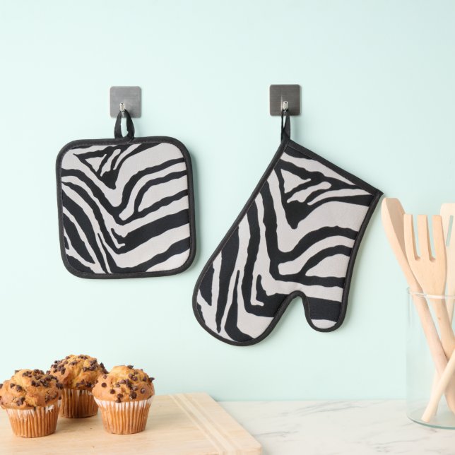 Zebra stripe pattern oven mitt & pot holder set (Insitu(Hanging))