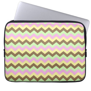 Zigzag patroon (roze, groen, geel en bruin) laptop sleeve