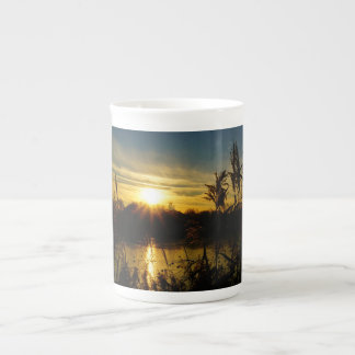 Zonsondergang bij een meertje met rietpluimen. bone china mug