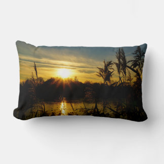 Zonsondergang bij een meertje met rietpluimen. lumbar cushion